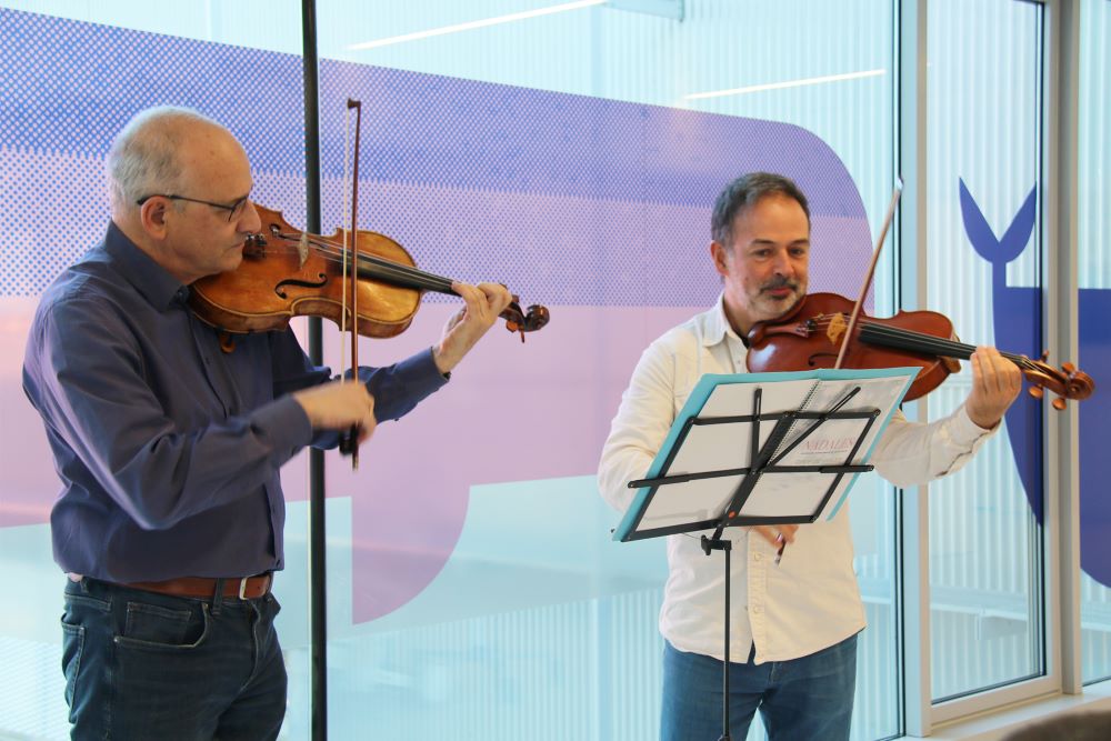 Els violistes de l’Orquestra Simfònica del Vallès omplen de música la planta de pediatria del Parc Taulí