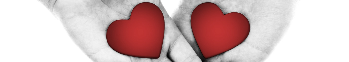Dues mans compartint dos cors dibuixats 