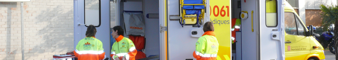 Imatge d'una ambulància amb el seu personal sanitari treballant 