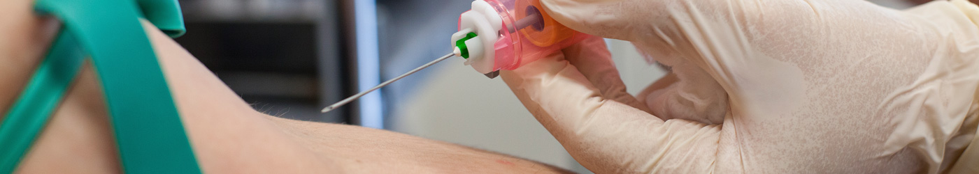 Imatge d'un pacient a punt de realitzar-se una extracció de sang 